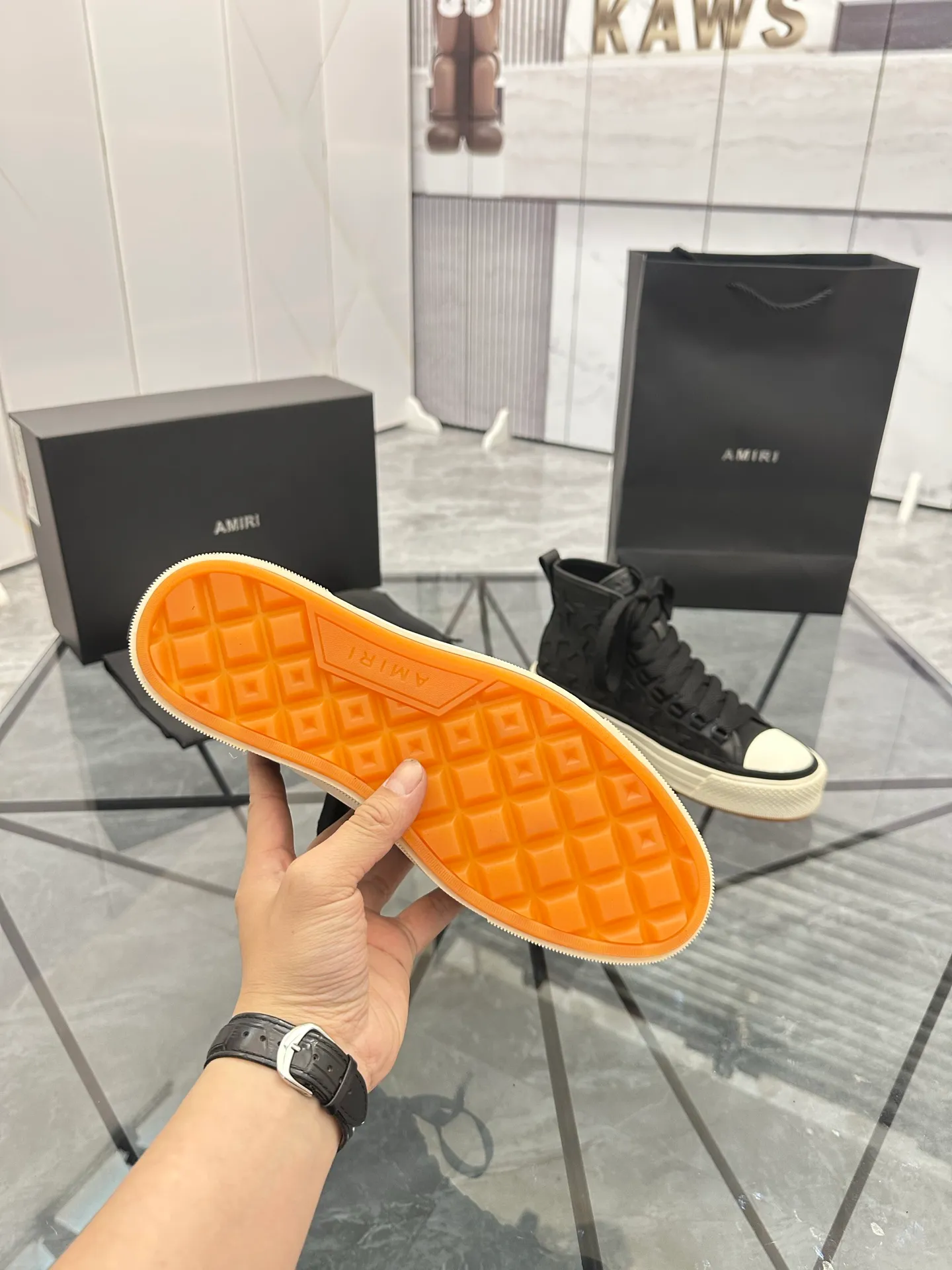 Men's shoes: 💰P640¥ Guangzhou top quality Product trademark: AMIRI* "Amir*" high-top casual shoes Regular size: 39-44 (can be customized to 45) Product materials: upper imported first-layer cowhide stitching original material, sheepskin lining, original outsole. Number: 525